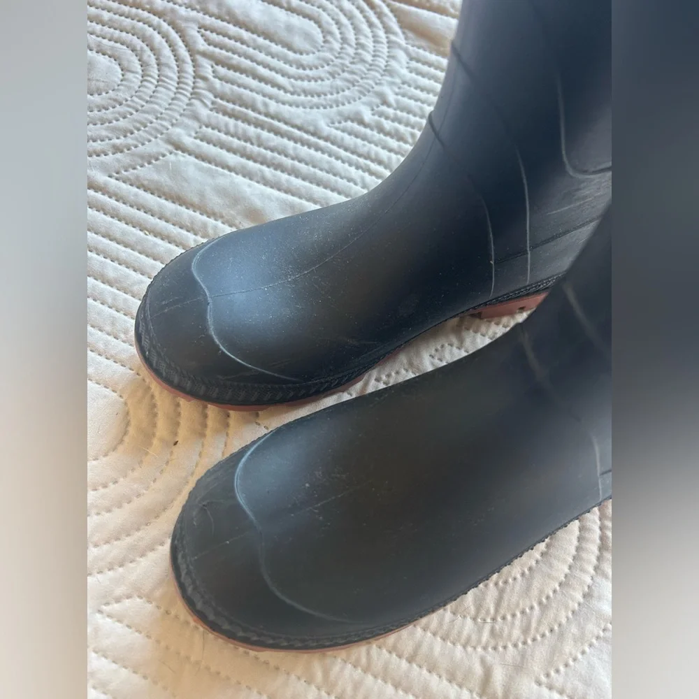 Kids navy rain boots size 2. No insoles. Decent shape, mild scratches.